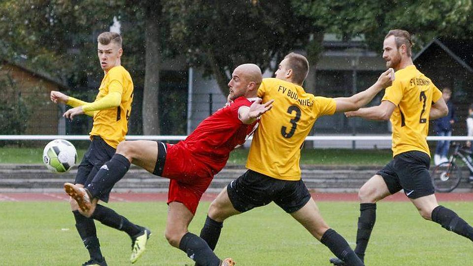 Stark am Ball: Kai Hofem setzt sich im roten Trikot des FSV Nieder-Olm gegen Spieler des FV Budenheim durch.