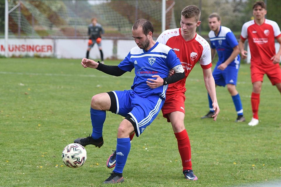 Marius Braun (rechts) verspielte mit der SpVgg Altisheim in der Schlussphase einen 3:1-Vorsprung gegen den FSV Marktoffingen und muss sich mit dem Gedanken an den Abstieg anfreunden. Marius Braun (rechts) verspielte mit der SpVgg Altisheim in der Schlussphase einen 3:1-Vorsprung gegen den FSV Marktoffingen und muss sich mit dem Gedanken an den Abstieg anfreunden.