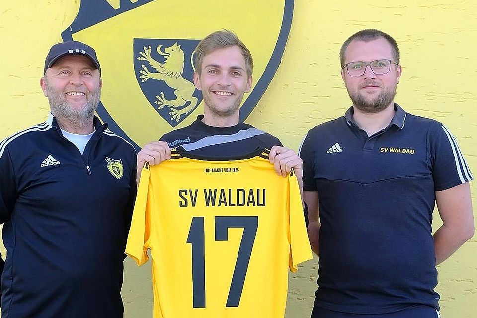 Trainer Hans-Jürgen Linge (l.) und Abteilungsleiter Lukas Woldrich (r.) begrüßen Felix Fritsch beim SV Waldau.