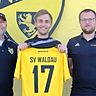 Trainer Hans-Jürgen Linge (l.) und Abteilungsleiter Lukas Woldrich (r.) begrüßen Felix Fritsch beim SV Waldau.