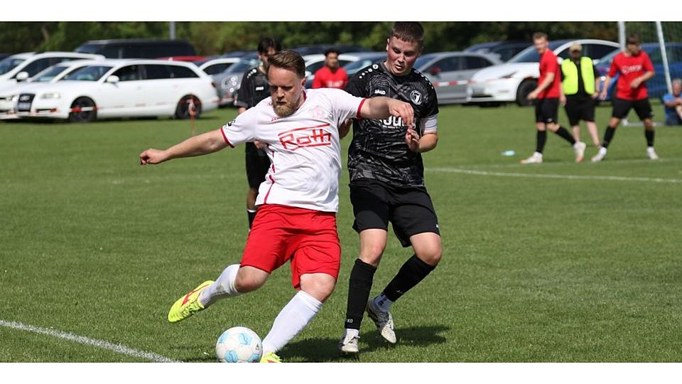 Für Fabian Freund (links, hier gegen Weidenhausens Asmir Ibrovic) und den FSV Buchenau geht es in Oberwalgern um den Kreisoberliga-Aufstieg. © Jens Schmidt