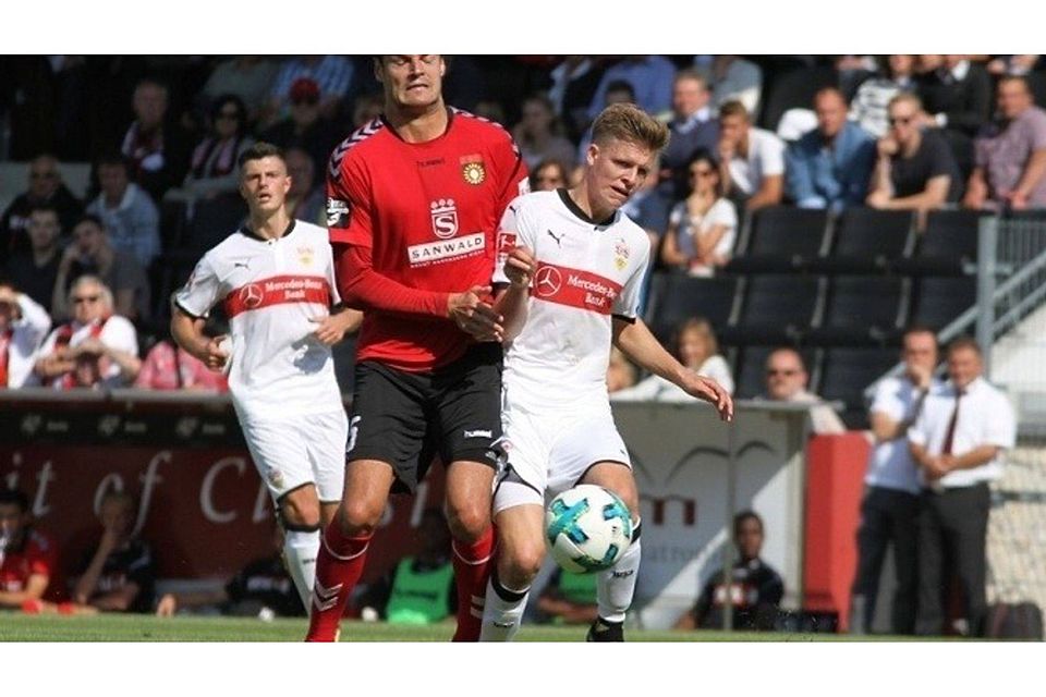 Julian Leist (rotes Trikot) muss mit der SG Sonnenhof Großaspach heute beim SV Wehen Wiesbaden ran. F: Lommel