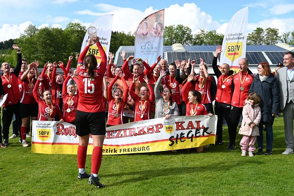 Kapitänin Konstanze Zapf reckt den Bezirkspokal vor den Spielerinnen des FC Weisweil in die Höhe. Kapitänin Konstanze Zapf reckt den Bezirkspokal vor den Spielerinnen des FC Weisweil in die Höhe.