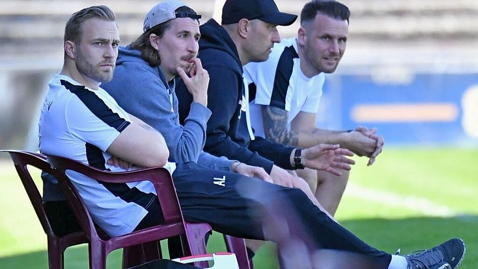 Betretene Mienen bei der sportlichen Leitung des OFV angesichts des wohl unvermeidbaren Abstiegs: Athletiktrainer Anthoni Logue (von links), Verbindungstrainer Louis Beiser-Biegert, Co-Trainer Stefan de Bois und Cheftrainer Michael Kovács.