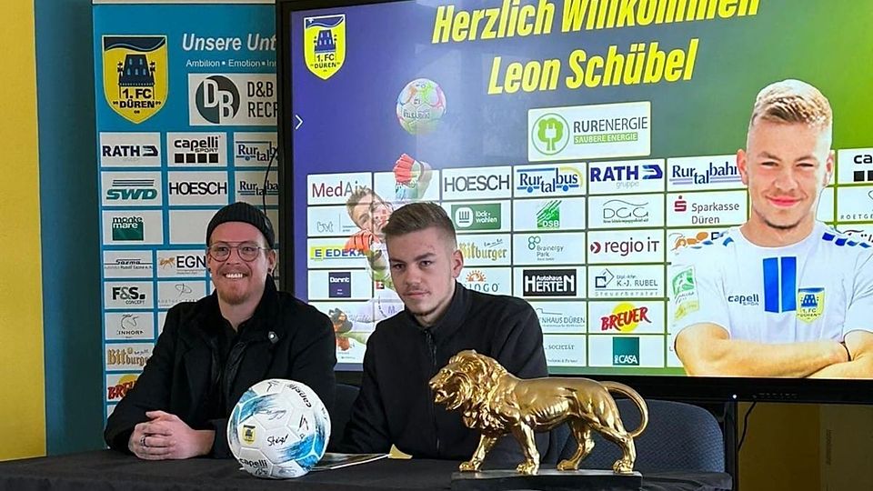 Leon Schübel (re.) mit seinem Berater Dennis Gerritzen bei der Vertragsunterzeichnung beim 1. FC Düren.