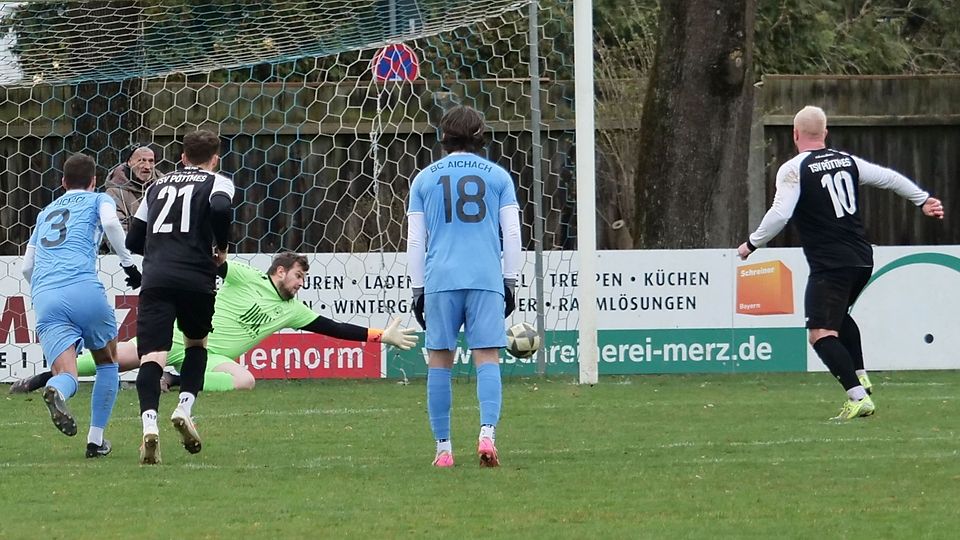 Der Pöttmeser Spielertrainer Fabian Scharbatke (Nr. 10) verwandelte den Elfmeter zum 1:1 gegen den BC Aichach. Die Freude bei den Gästen über den Punkt war groß.