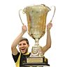 Der FC Reher/Puls gewann auch im Jahr 2014:  Andre Albers recht den Siegerpokal in die Höhe