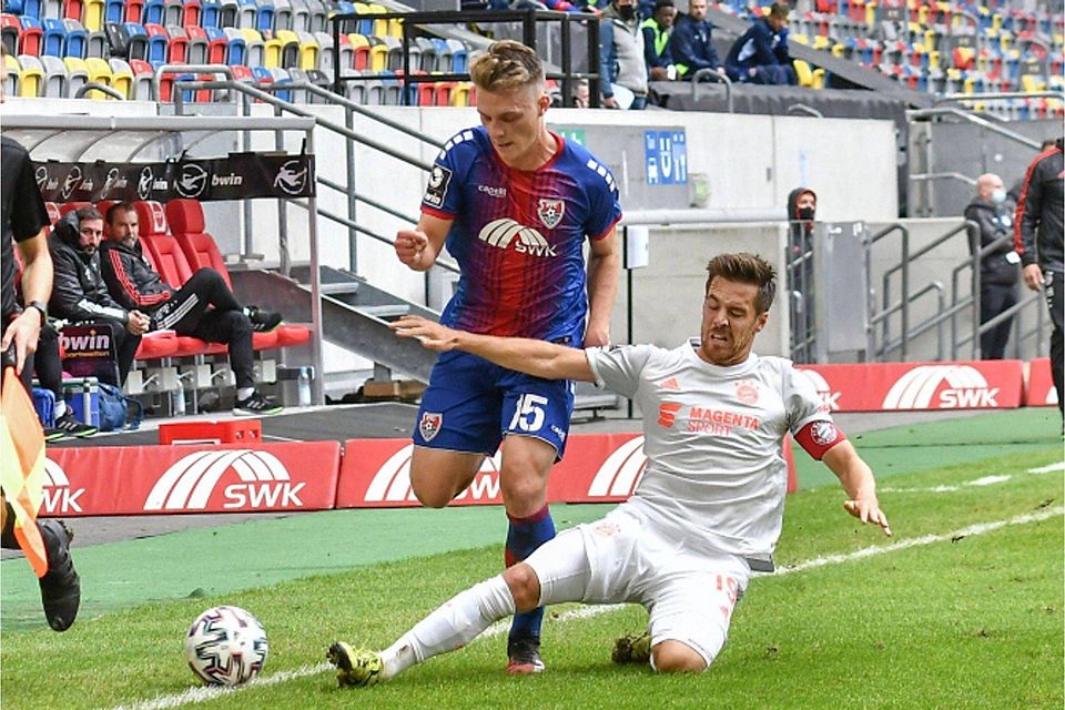 Maximilian Welzmüller (r.) hat seinen Vertrag beim FC Bayern verlängert.
