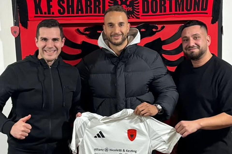 K.F. Sharris sportlicher Leiter Valbon Asani (r.) und Hauptsponsor Luigi Nicoletti (l.) begrüßen Winterneuzugang Marcel Ramsey (m.).
