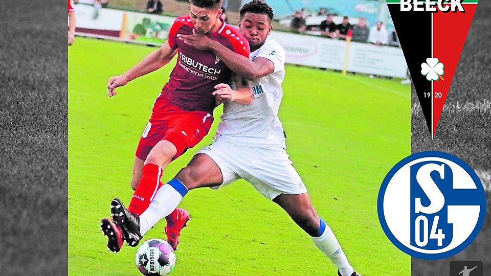 Rustikaler Zweikampf des Schalkers: Jan Bach (links), der die beste Chance für Beeck hatte, versucht, sich von Brooklyn Ezeh zu lösen. Später musste Bach mit einem Innenbandriss im Knie ausgewechselt werden.