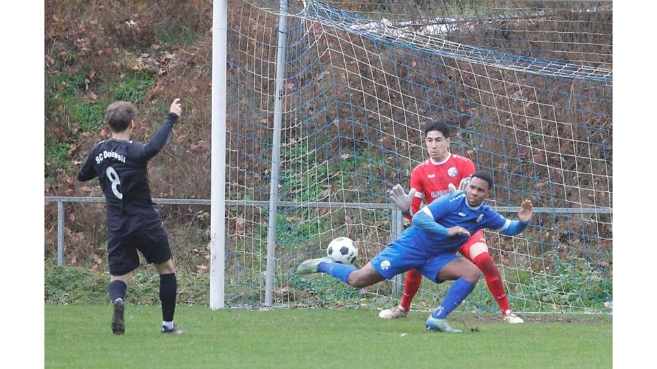 Mit vereinten Kräften: In dieser Szene konnten Michael Da Silva Britto (Mitte) und Torwart Kaique Rocha Da Silva vom FCA Darmstadt einen Treffer des SC Dortelweil (links Leon Günther) verhindern. Dreimal gelang dies aber nicht, so verloren die Arheilger die Partie in der Fußball-Verbandsliga.	Foto: Peter Henrich