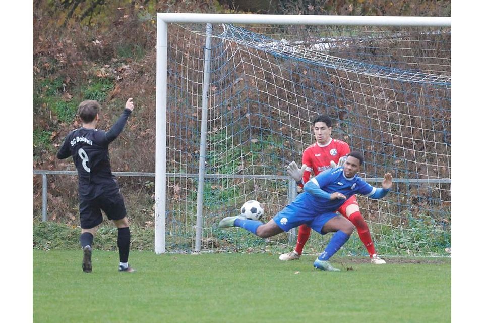 Mit vereinten Kräften: In dieser Szene konnten Michael Da Silva Britto (Mitte) und Torwart Kaique Rocha Da Silva vom FCA Darmstadt einen Treffer des SC Dortelweil (links Leon Günther) verhindern. Dreimal gelang dies aber nicht, so verloren die Arheilger die Partie in der Fußball-Verbandsliga.	Foto: Peter Henrich