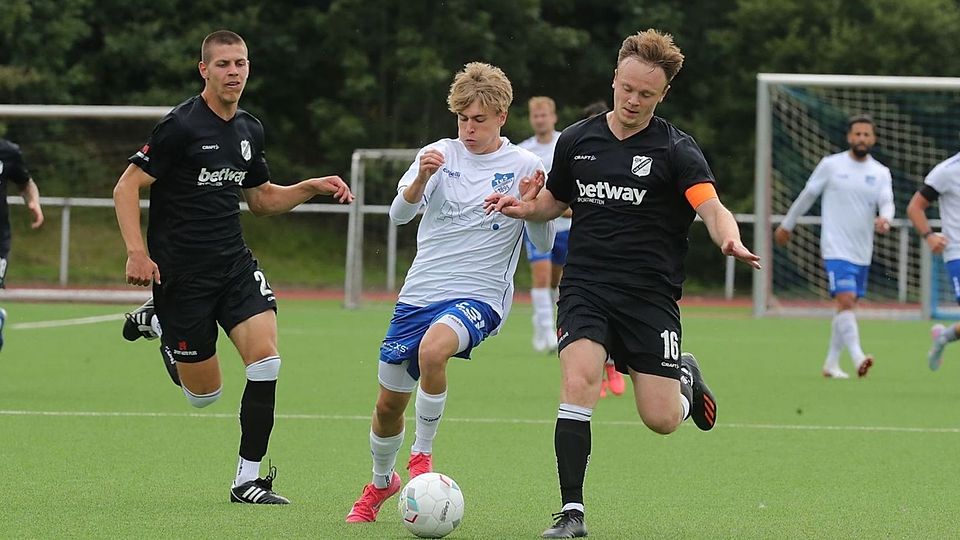 Hordel um Kapitän Marcel Erdelt (rechts), hier im Westfalenpokal gegen Erndtebrück, startete furios in die Westfalenliga.