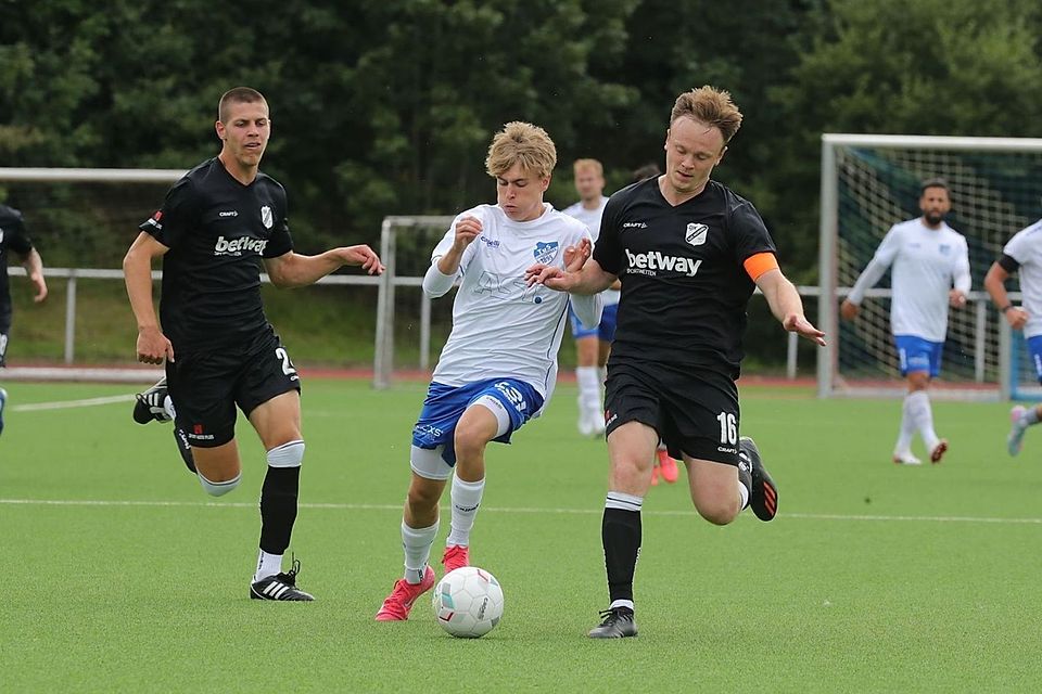 Hordel um Kapitän Marcel Erdelt (rechts), hier im Westfalenpokal gegen Erndtebrück, startete furios in die Westfalenliga.