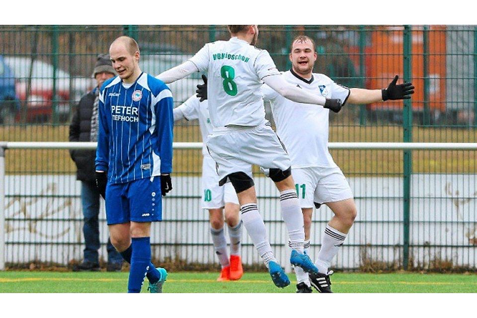 Sinnbildlich: Während sich Andy Hebler (rechts) für einen seiner Treffer feiern lässt, ist Oranienburgs Miguel Unger bedient.  ©MZV