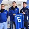 Sportlicher Leiter Uwe Salfer (links) und SCS-Kapitän Lukas Siegler (Mitte) freuen sich über die Verpflichtung von Sebastian Urban als neuen Spielertrainer.