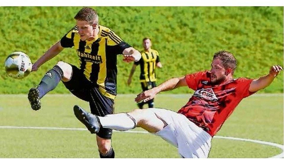 Der Merchinger Torschütze Robin Denoyelle (links) und Gegenspieler Alexander Maus strecken sich ganz lang - zwei Panferov-Treffer machten den Heimsieg für den SVM perfekt. Foto: Britz