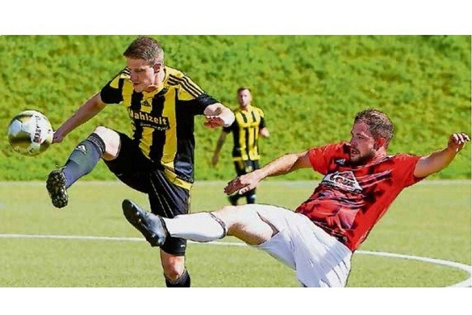 Der Merchinger Torschütze Robin Denoyelle (links) und Gegenspieler Alexander Maus strecken sich ganz lang - zwei Panferov-Treffer machten den Heimsieg für den SVM perfekt. Foto: Britz