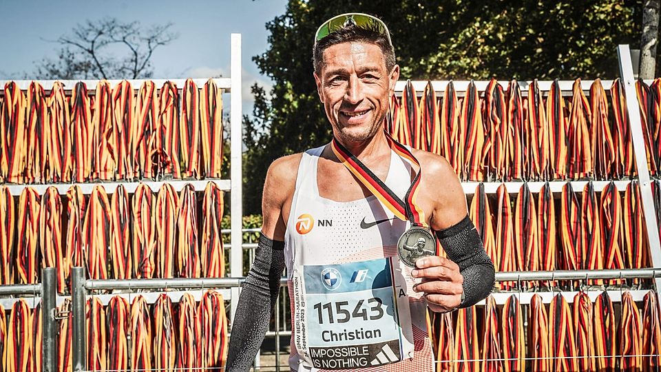 Da darf man dann auch mal stolz sein: Christian Blöchl, nachdem er den Berlin-Marathon absolviert hatte.