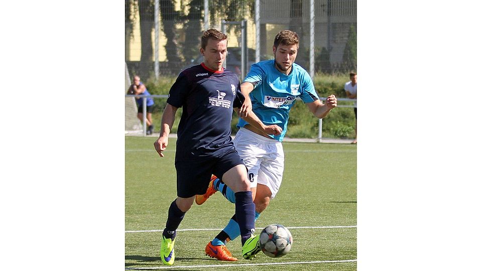 Matchwinner: David Appel (re.), der den 4:3-Sieg des TuS Monsheim gegen die SG Eisbachtal einleitete und letztlich auch vollendete, rückt Sebastian Palka auf die Pelle.