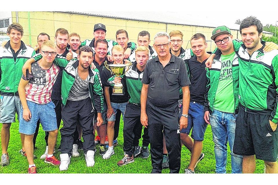 Gemeindepokalsieger: Die B-Liga-Fußballer des FC Golzheim freuen sich über den Gewinn des Pokals der Gemeinde Merzenich.