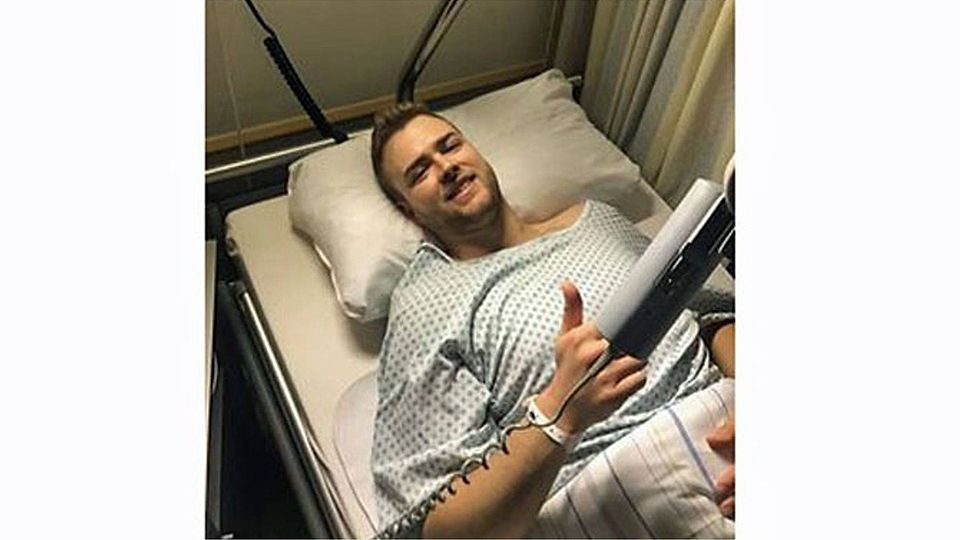 Patrick Geißler mit Grüßen aus dem Krankenhaus. Foto: Privat