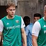Leon Arizanov (m) beim Einlaufen in das Heeslinger Waldstadion