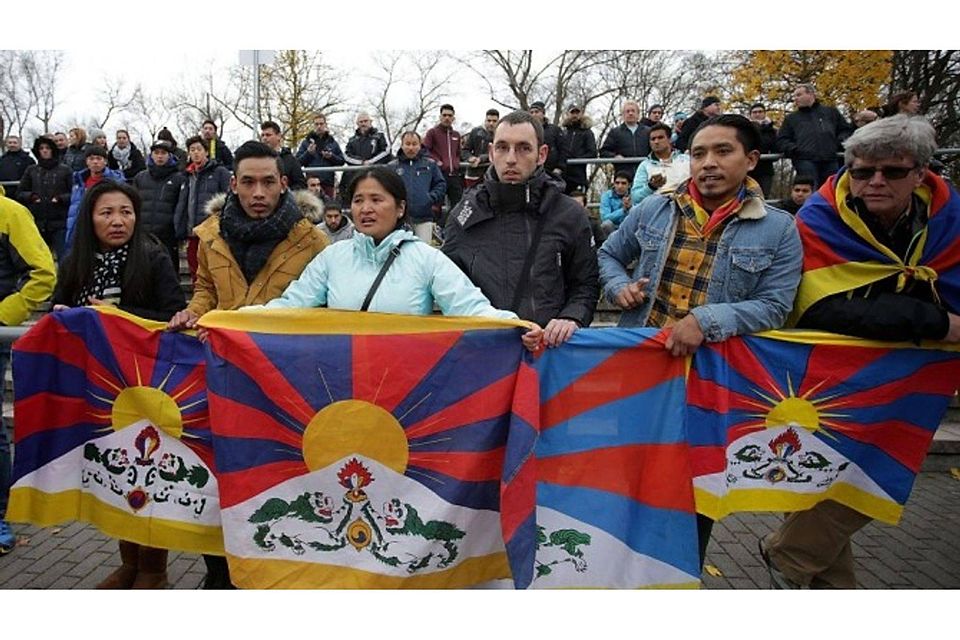Die Proteste von Tibet-Aktivisten bei der Premiere der chinesischen U20-Kicker in Deutschland sorgen für Ärger. Foto: dpa