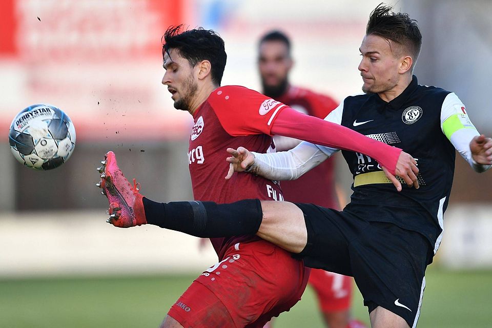 Angreifer Amir Falahen (hier links im Spiel gegen den SV Elversberg) vergab in der Schlussphase  mehrfach den möglichen Ausgleich für den BSC gegen Koblenz. 