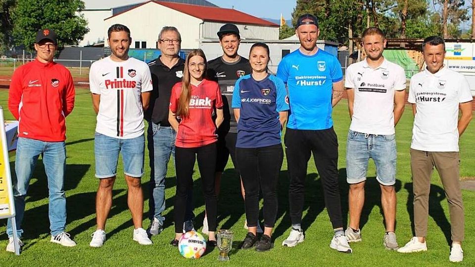 Die Protagonisten der Endspiele (von links): Mario Roth, Tim Busam (beide VfR Elgersweier), Joachim Hoferer, Desirée Huber (beide SG Ödsbach), Simon Tolle, Saskia Brischle (beide SG Bohlsbach/Rammersweier/Weier), Yannick Anzaldi, Markus Felka und Umberto Vulcano (alle FV Rammersweier). 