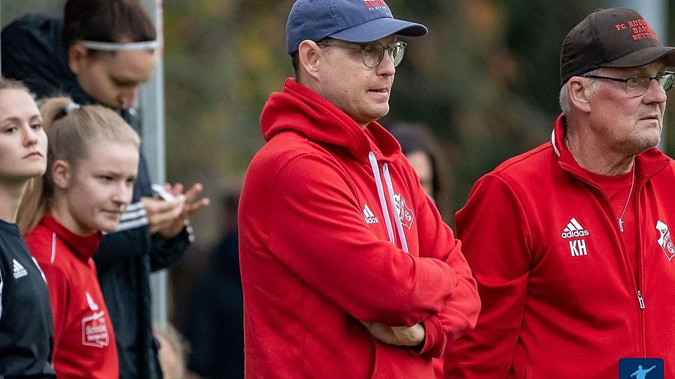 Martin Hobelsberger (Bildmitte) soll den SV Röhrnnach zum Klassenerhalt führen 