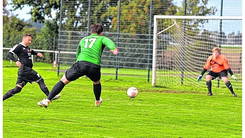 Den Schuss von Golzheims Waldemar Kreider (grün) ließ der Kelzer Torhüter Mirko Hockel abprallen. Die Folge war die FC-Führung. Foto: say