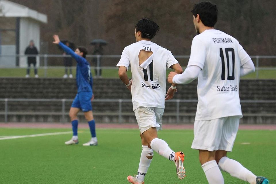 Nach der eigentlich glasklaren Notbremse war Takero Itois Trikot nicht mehr zu gebrauchen.