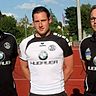 Christoph Hösl wird zrückbegrüßt von den Trainern Christian Endler (li.) und Florian Baumgartl (re.). F: Herrmann