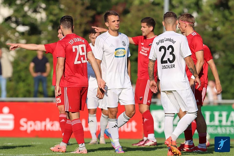 Die SpVgg Landshut (in weiß) kann beim TSV Seebach den vorentscheidenden Schritt Richtung Titelgewinn machen 
