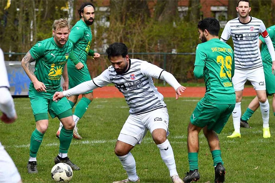 David Harutjunjan (TSV Friedrichsberg-Busdorf) zwischen Frank Milbradt (li.) und Yasin Cheriag (SVE Comet Kiel).