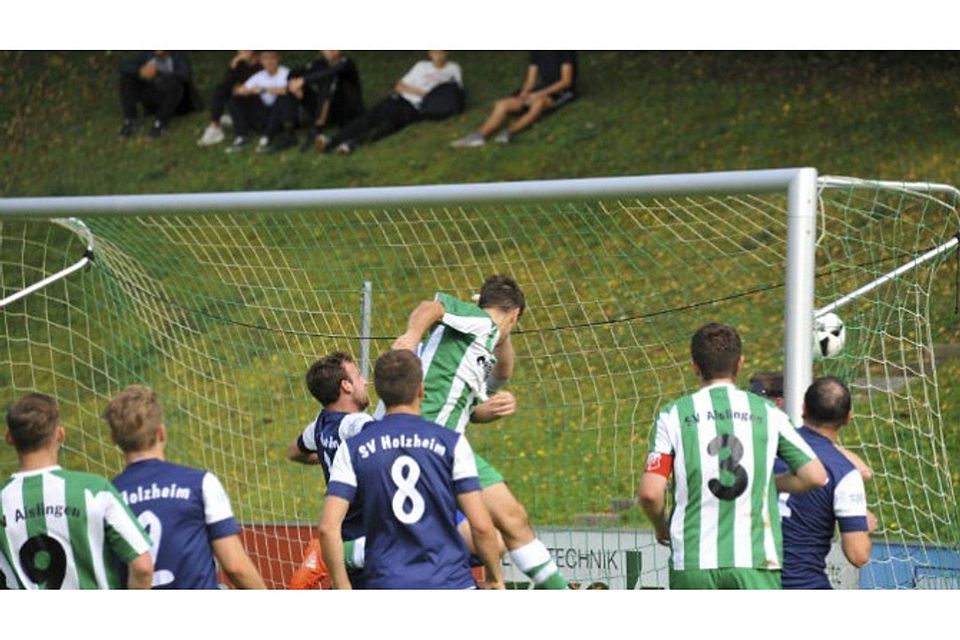 Schlüsselszene: Andreas Eisenbart (Mitte, grün-weiß) köpft nach einem Eckball im Aschberg-Derby zum Aislinger 1:0 gegen den SV Holzheim ein. F.: Aumiller