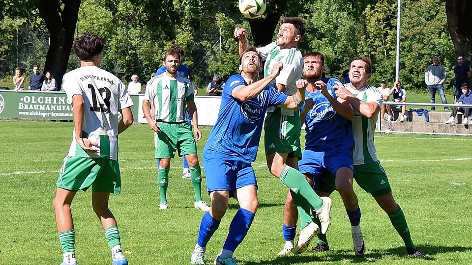 Ein intensives Spiel schloss der SC Olching (blau) letzlich mit einem verdienten 3:2-Sieg gegen Heilbrunn ab.