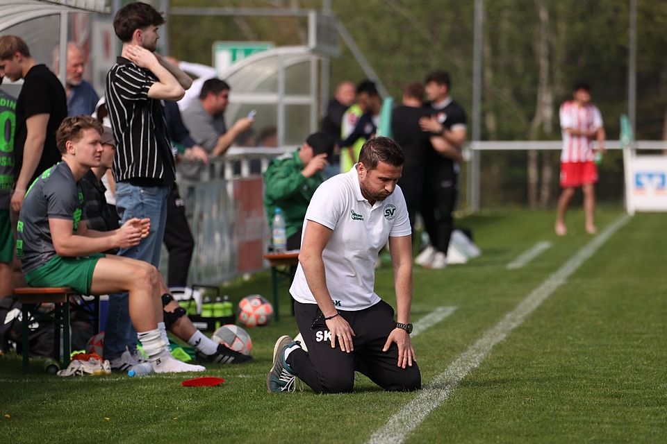SVS-Coach Stefan Köck geht in die Knie! Schalding verpasst den so wichtigen eingeplanten Dreier gegens abgeschlagene Schlusslicht. 