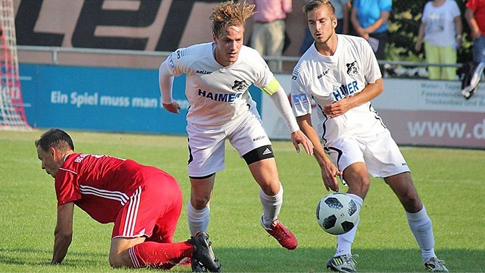 Die Tendenz ist positiv bei den Aindlingern Patrick Modes (Mitte) und Lukas Ettner (rechts). Dem BC Adelzhausen um Jürgen Lichtenstern stehen nach der 1:3-Pleite am Schüsselhauser Kreuz dagegen schwere Zeiten bevor. Noch ist der BCA sieglos in dieser Spielzeit.  Foto: Melanie Nießl
