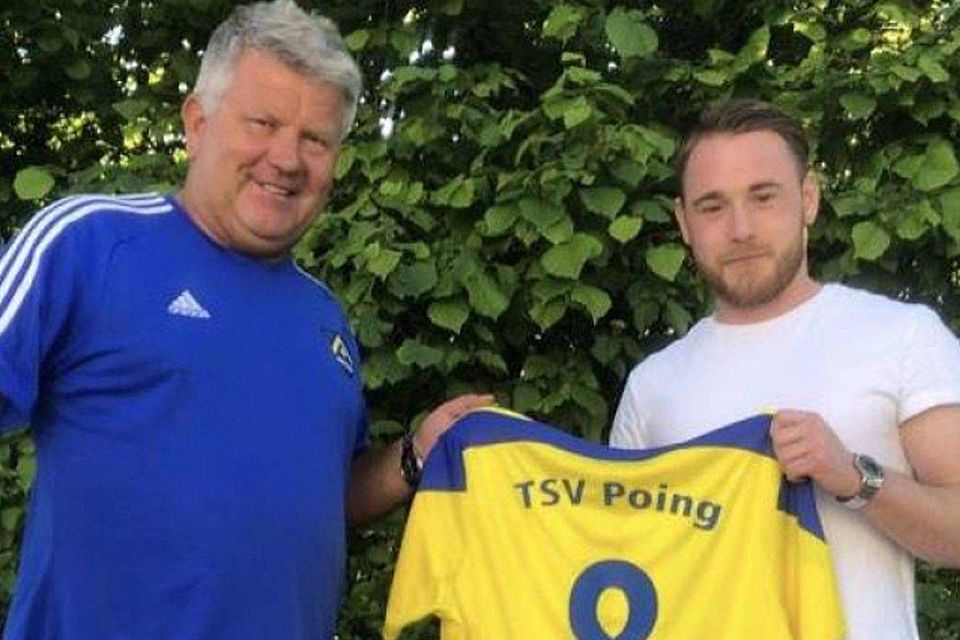 Willkommen beim TSV Poing (v.l.): Fußballchef Ludwig Auer begrüßte Spielertrainer Stefan De Prato. foto: kn