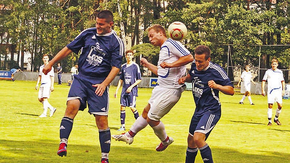 Packendes Kopfballduell zwischen Felix Hacker vom TSV Röthenbach und den beiden Rückersdorfer Abwehrspielern Patrick Klieber und Dominik Gleich. F: Keilholz