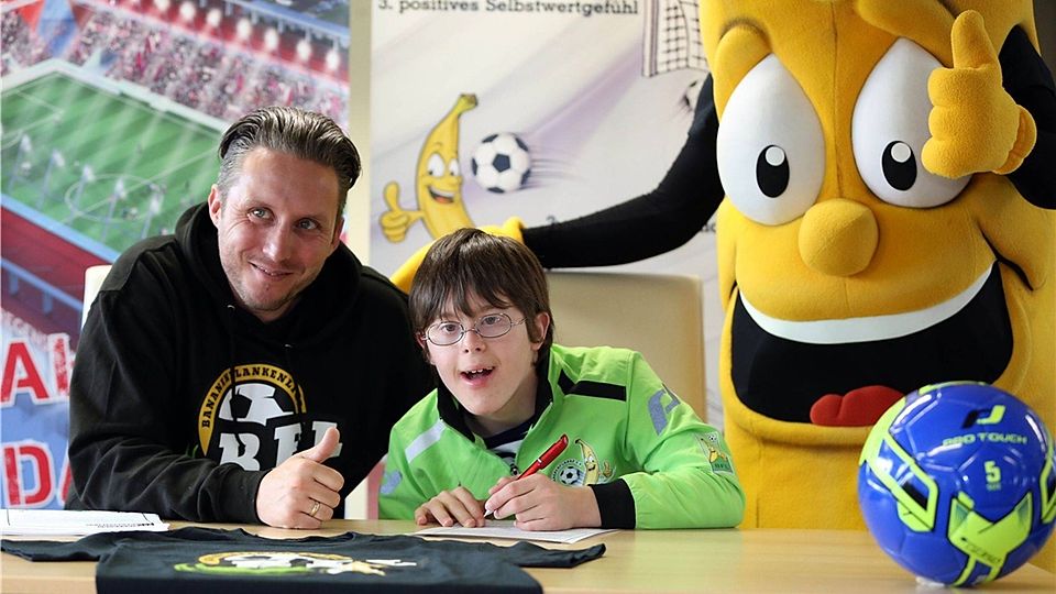 Stolze Bananenflanken-Profis: Jeder einzelne Akteur unterschrieb unter den Augen von Ben Rückerl und Maskottchen Manni einen Vertrag für die neue Saison.  Foto: Brüssel