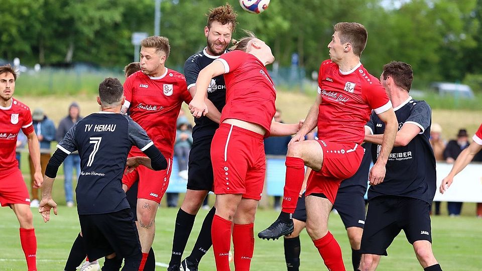 Haben Erfahrung mit Relegation: Hemau (in Rot) und Wiesent (Schwarz) leisteten schon im letzten Jahr Überstunden ab.