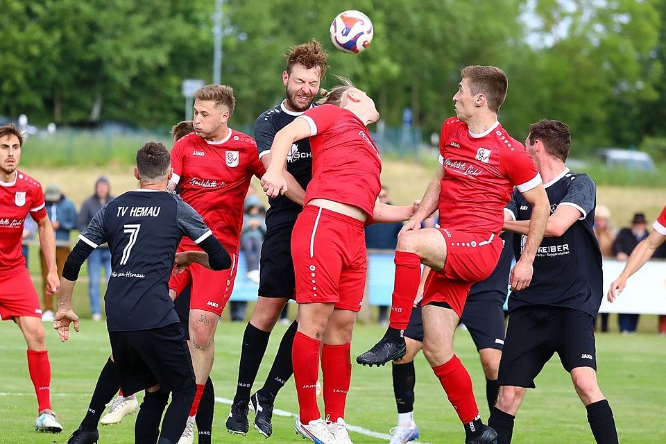 Haben Erfahrung mit Relegation: Hemau (in Rot) und Wiesent (Schwarz) leisteten schon im letzten Jahr Überstunden ab.