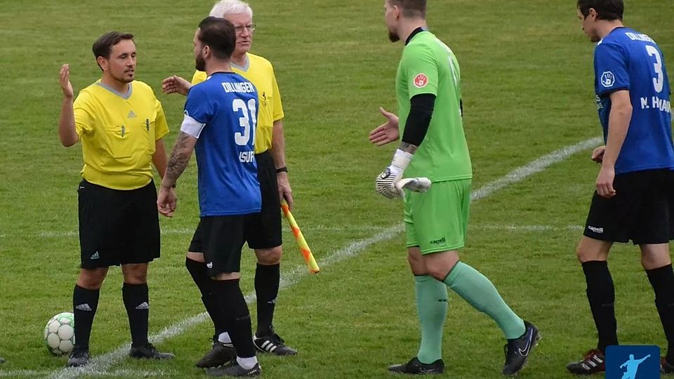 Der überforderte Referee David Fischer (links im Bild) zog sich beim 3:3-Unentschieden im Derby beim FC Lauingen nicht zum ersten Mal in dieser Spielzeit den Zorn der SSV Dillingen zu.