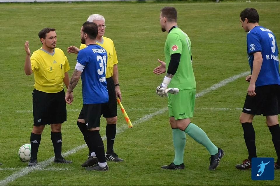Der überforderte Referee David Fischer (links im Bild) zog sich beim 3:3-Unentschieden im Derby beim FC Lauingen nicht zum ersten Mal in dieser Spielzeit den Zorn der SSV Dillingen zu.
