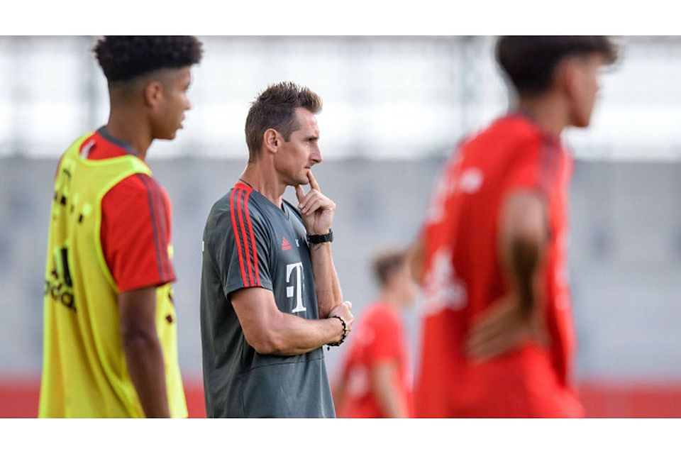Miroslav Klose ist sehr enttäuscht nach dem Halbfinal-Aus gegen den 1.FC Köln picture alliance/dpa / Matthias Balk