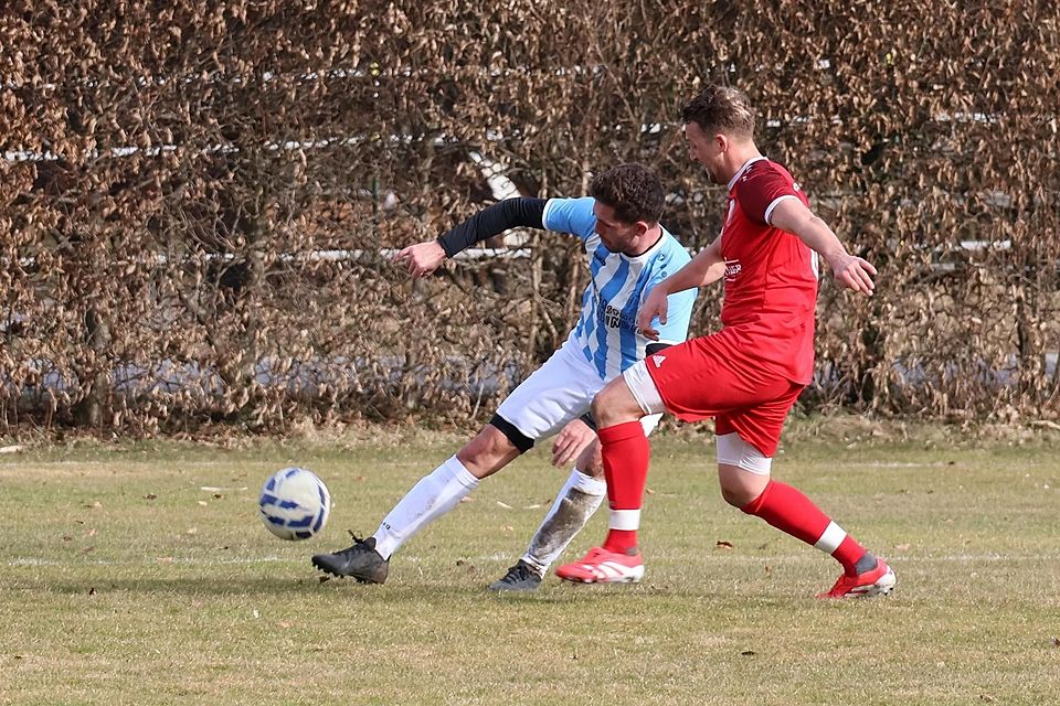 SG Ascholding/Thanning - FC Real Kreuth 2:4. Thomas Paciaroni (Ascholding, gestreiftes Trikot) beim Torschuss.  Foto: Rudi Stallein