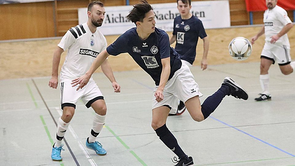 Einige technisch anspruchsvolle Aktionen, wie hier von Elias Sultani (BC Aichach) gegen den späteren Finalisten TSV Friedberg, bekamen die rund 230 zahlenden Zuschauer beim Weihnachtscup des BCA zu sehen. Am Ende scheiterte der Gastgeber bereits im Viertelfinale.